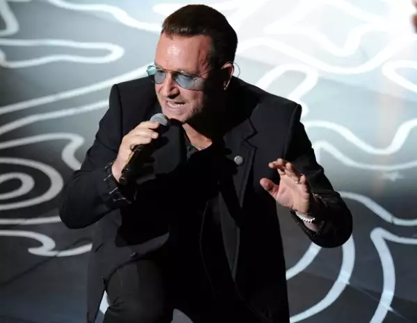 U2 intepreta la nominada Ordinary Love.