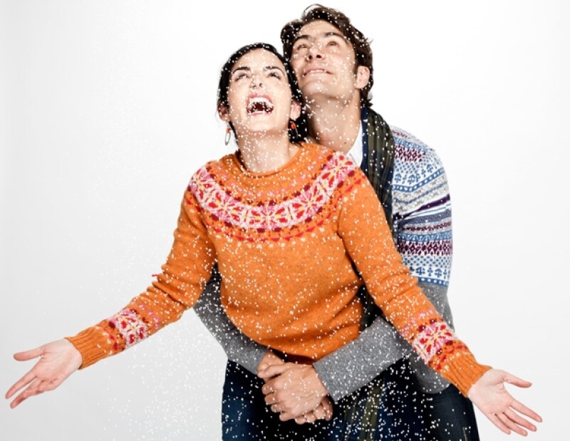 Alex Sirvent y Ximena Herrera se bañan con nieve en la Navidad de Quién.com