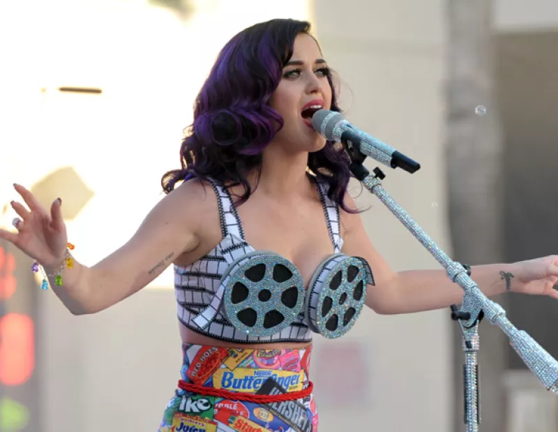 La compañía encargada de asegurar a la cantante, le recomendaron ya no usar este tipo de sostenes debido a que el peso de estos puede ocasionarle daños.