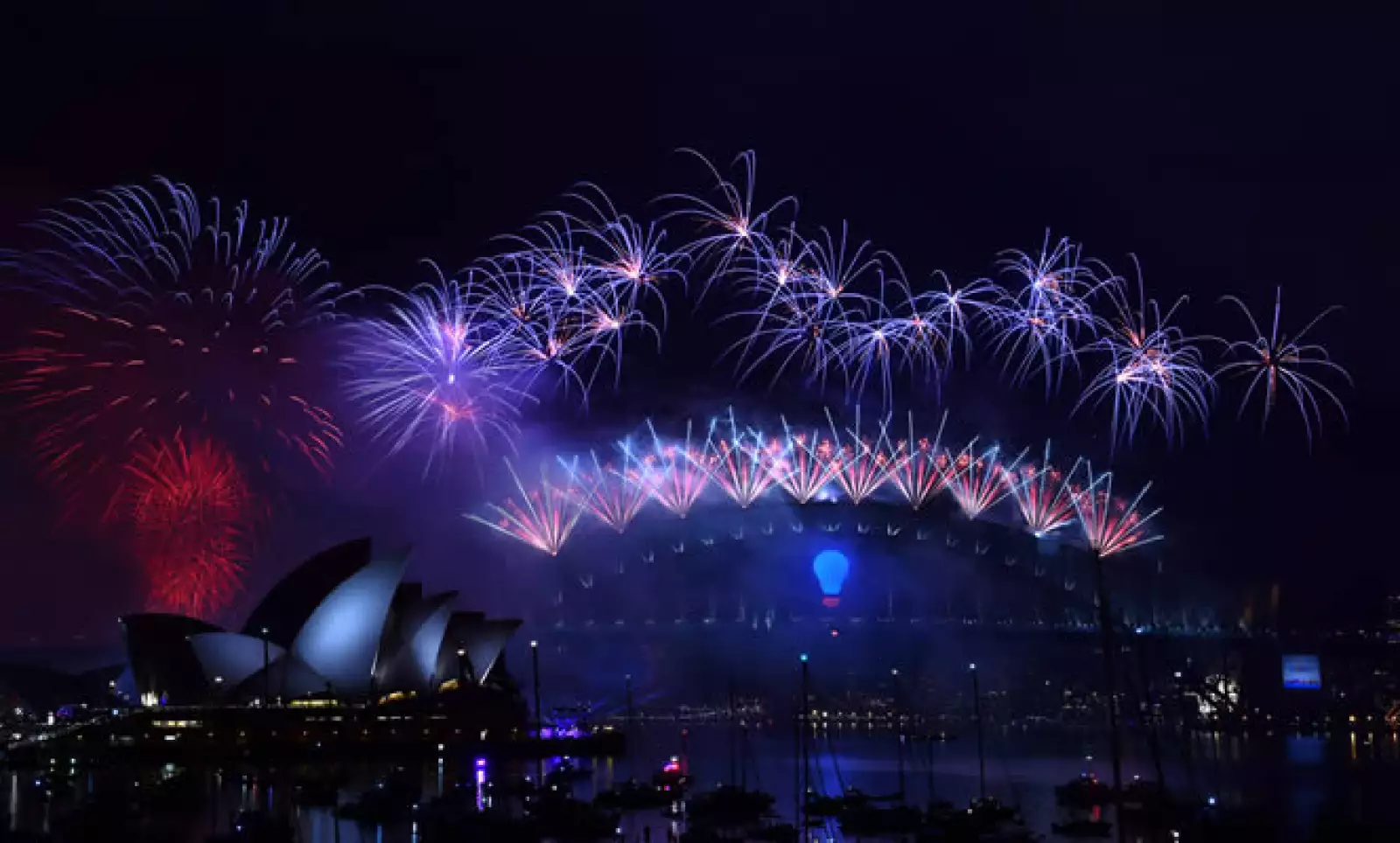 Sídney dio la bienvenida al 2015 con un espectáculo de fuegos artificiales de estilo tropical con brillantes palmeras con efectos pirotécnicos, que fueron admirados por más de 1.5 millones de personas congregadas a lo largo del famoso puerto de la ciudad.