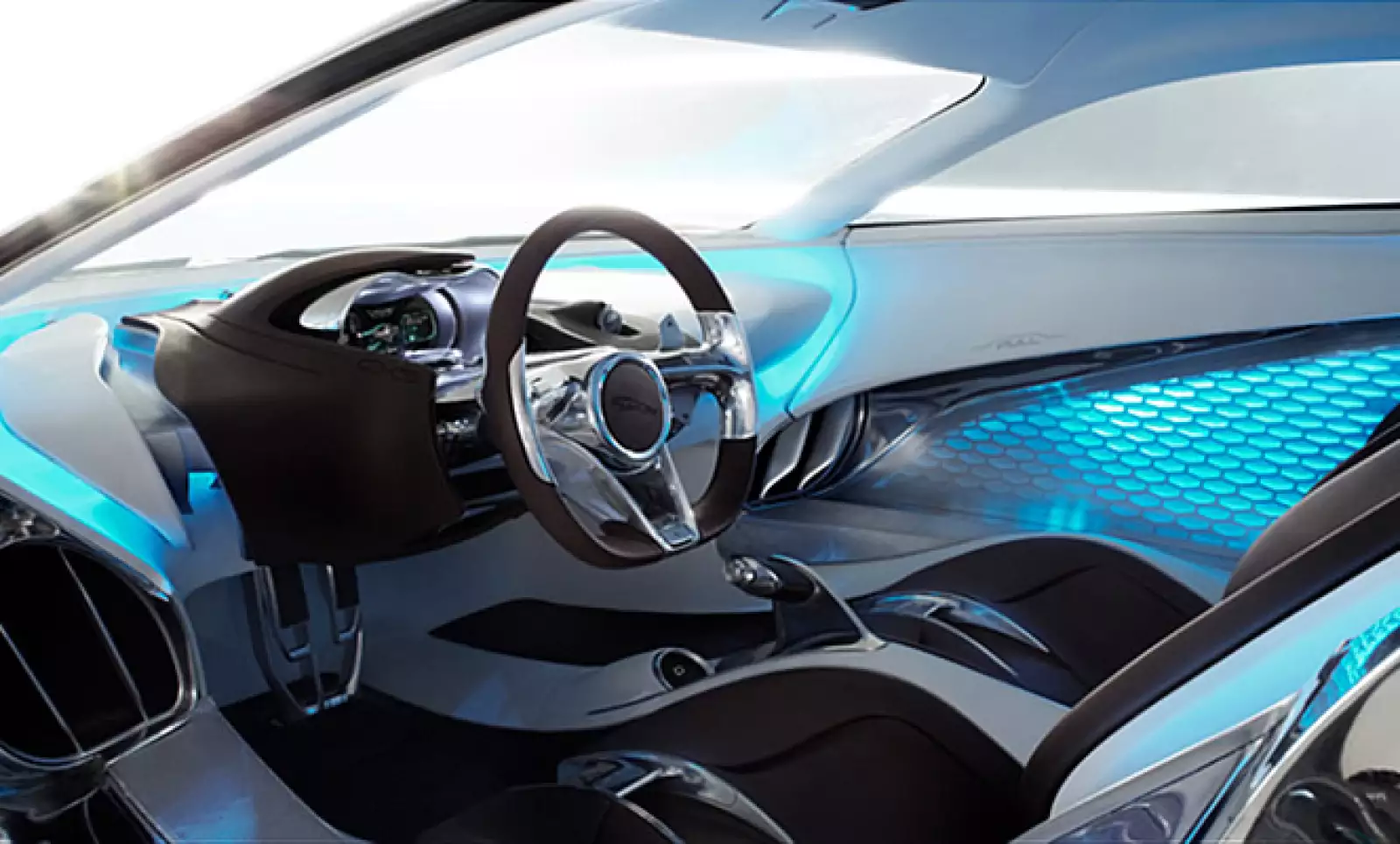 En el interior se combinan materiales de neopreno y piel fabricados a mano y dos tipos de aluminio diferentes.