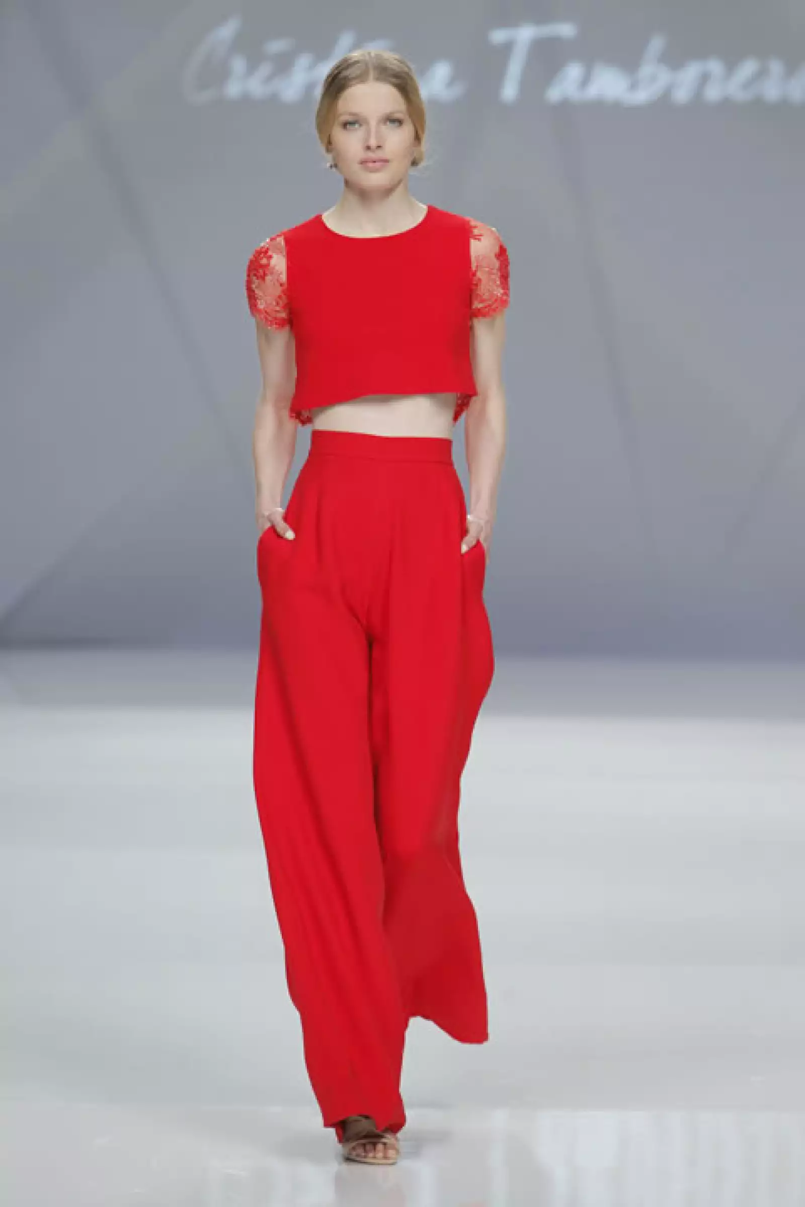 Las piezas son una explosión de color, remitiendo los saris de aquel país.