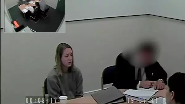 Lucy Letby, que estaba siendo juzgada en el Tribunal de la Corona de Manchester acusada del asesinato de siete bebés, habla durante su interrogatorio, en Chester, Gran Bretaña, en esta captura de pantalla obtenida de un vídeo de folleto sin fecha obtenido por Reuters el 17 de agosto de 2023.