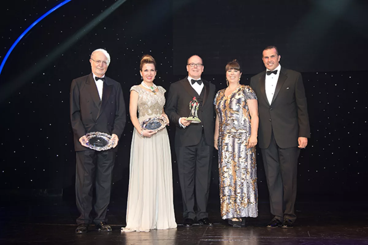 Sonia recibió el premio a la solidaridad en Le bal de la Riviera acompañada de Bernard Fautrier, el Principe Alberto de Monaco, Joana Vasconcelos y el Principe Charles.