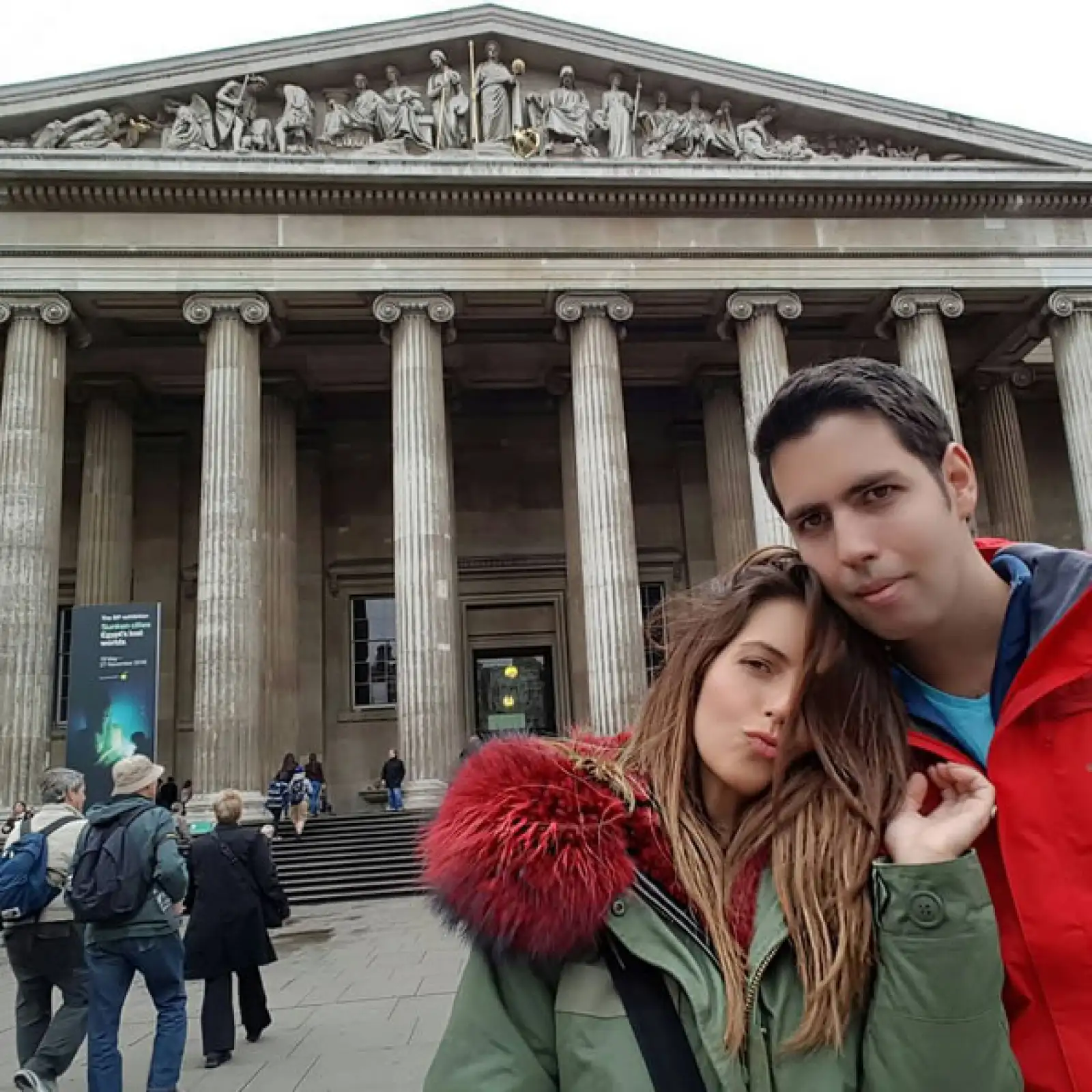 Claudia con su hermano Alfonso en el British Museum.