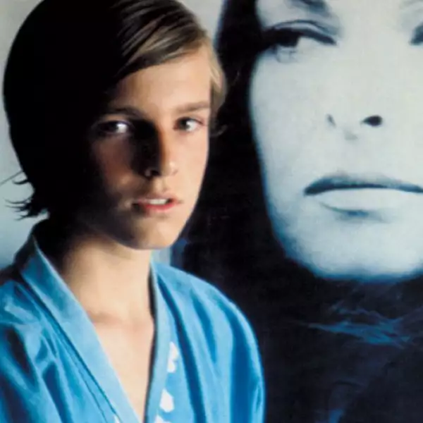1968. 12 años. Pablo Picasso fue quien motivó a Bosé a incursionar al arte ya que lo inscribió en una escuela de danza clásica, por ello el cantante considera al pintor como su padrino artístico.
