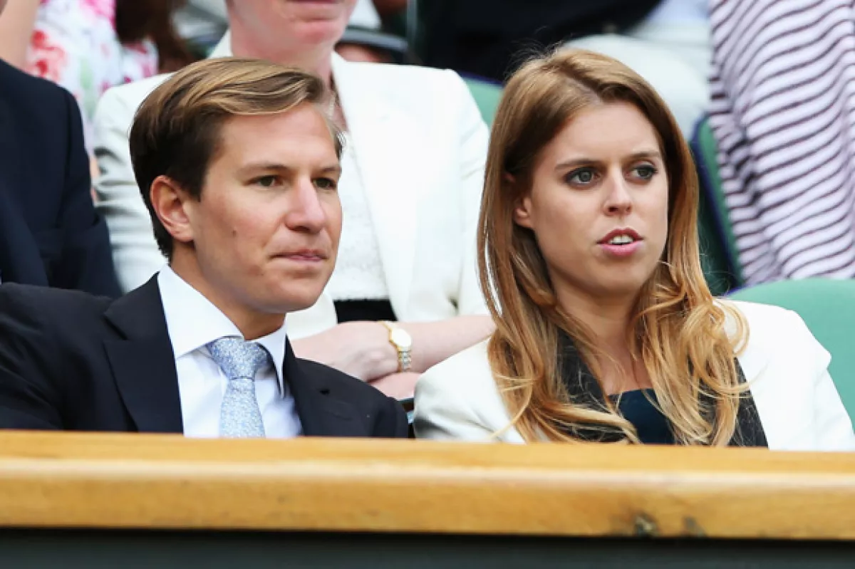 Beatriz y Clark, atentos en un partido de tenis de Wimbledon.