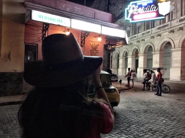 `Mi daiquirí en la floridita 🍹 #HavanaNights´, escribió Anan Brenda junto a esta foto.