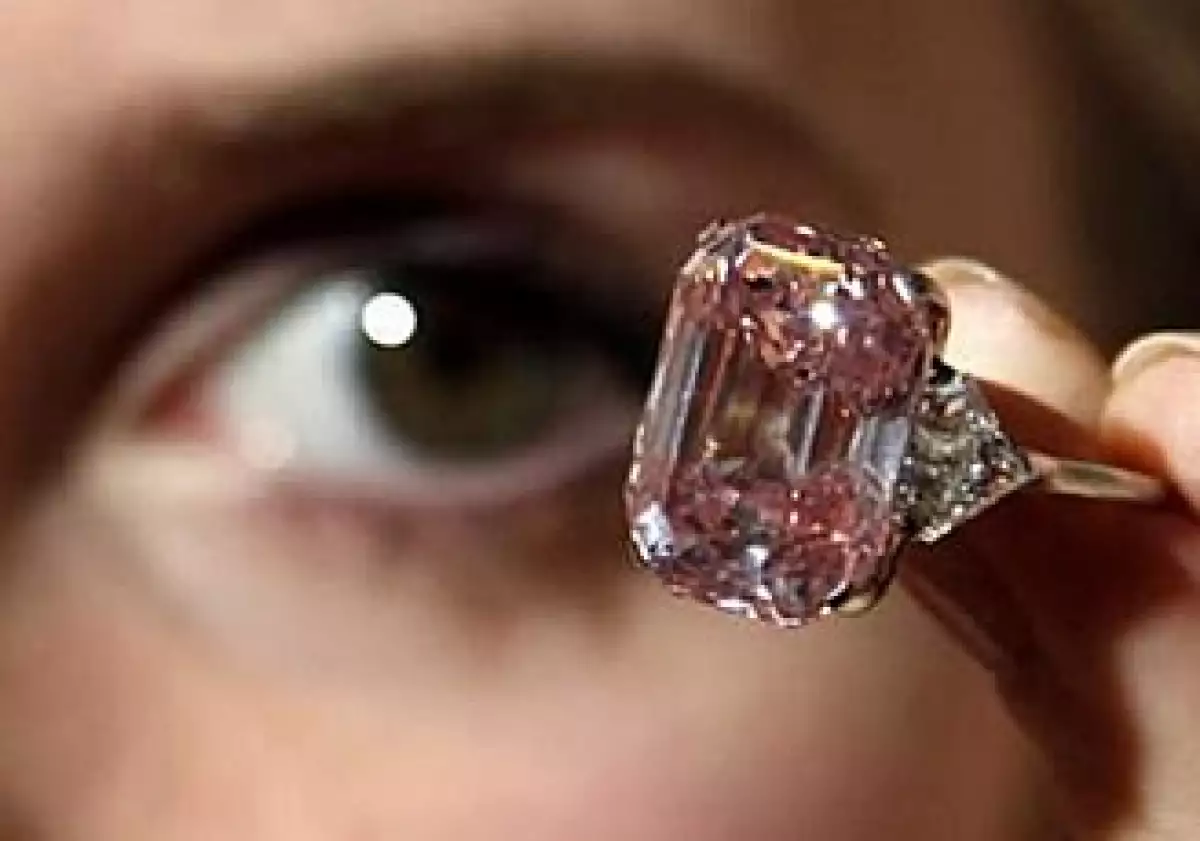 El diamante fue la estrella de la noche en la subasta. (Foto: Reuters)