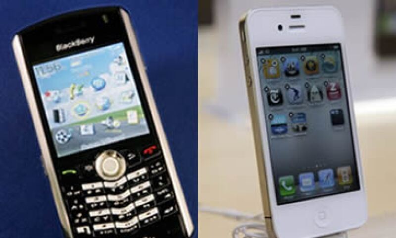 Apple lanzará el viernes a la venta su nuevo iPhone 4S, mientras el martes RIM presentará su nueva línea de BlackBerry. (Foto: Especial)