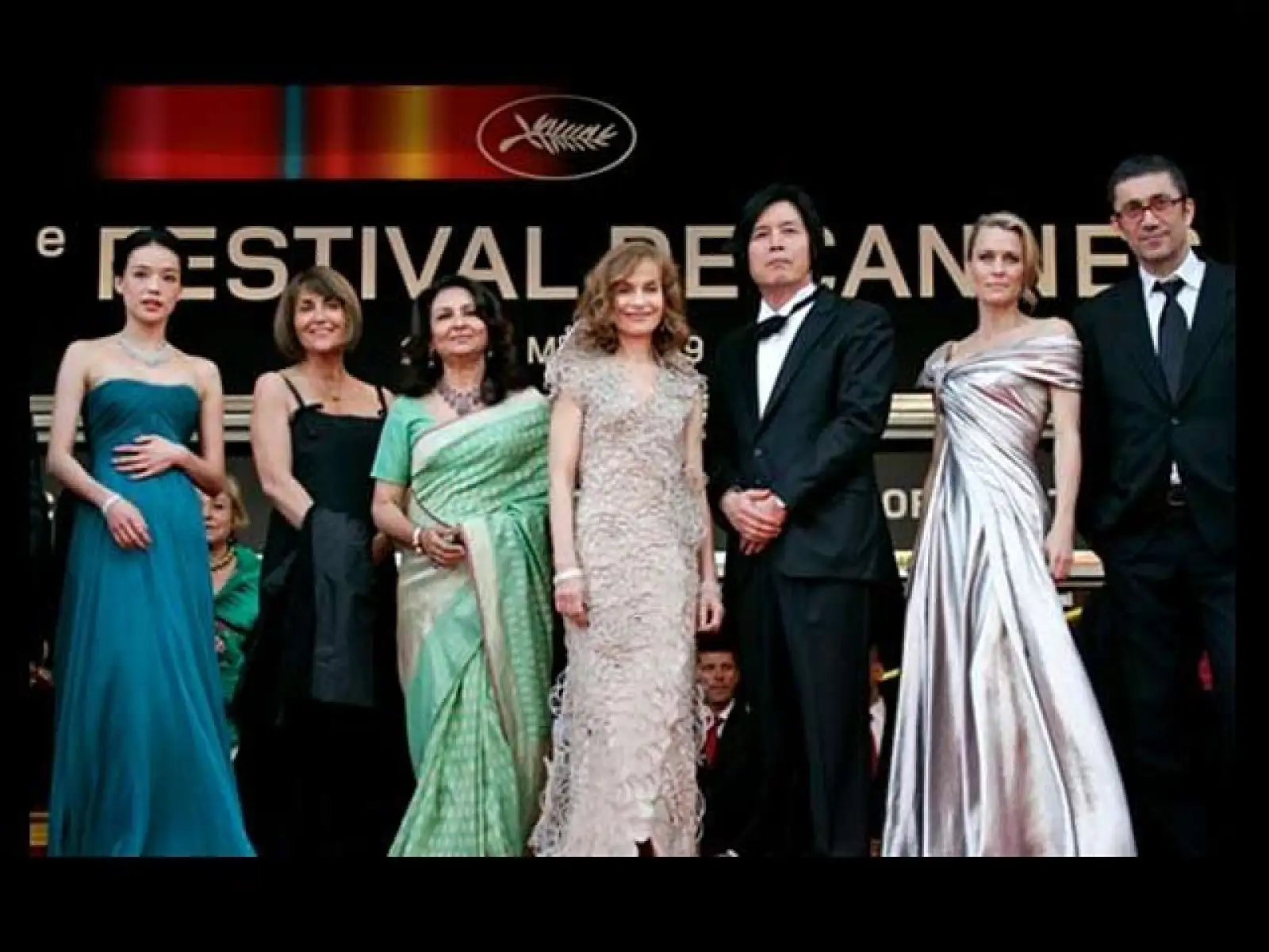 Para esta edición se eligieron como jurado a la actriz de Taiwán Shu Qi, de la India a Sharmila Tagore III, de Francia y también presidenta, Isabelle Huppert, de Corea del Sur, el director Lee Chang-Dong, de Estados Unidos, la actriz Robin Wright Penn y e