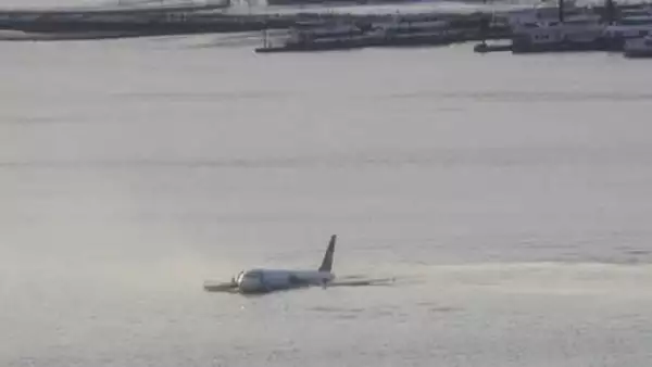 Personas vieron cómo la aeronave que se dirigía a Charlotte hizo un aterrizaje de emergencia: "Vi al avión volando muy bajo, pero bajo control, cayó en el agua. Luego que se despejó estaba flotando", dijo un testigo.
