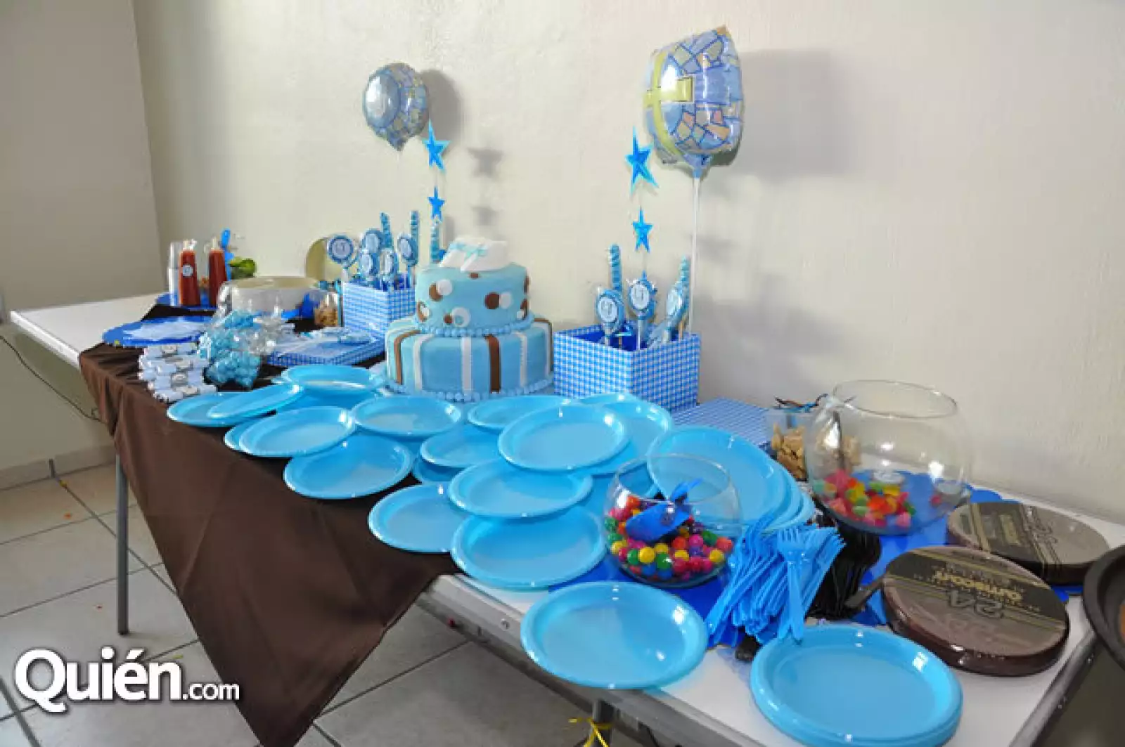 Mesa de regalos y barra de postres