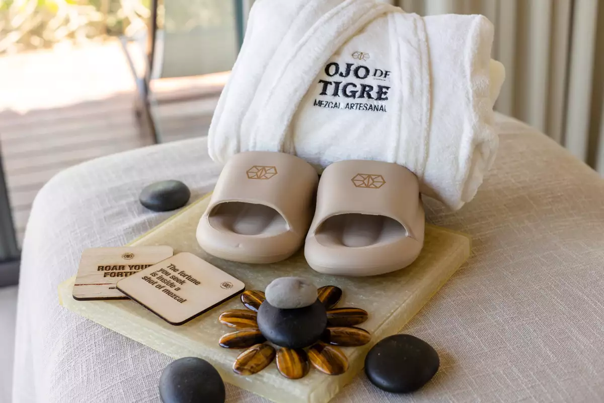 El masaje con piedras calientes es con piedras de ojo de tigre para la buena fortuna.