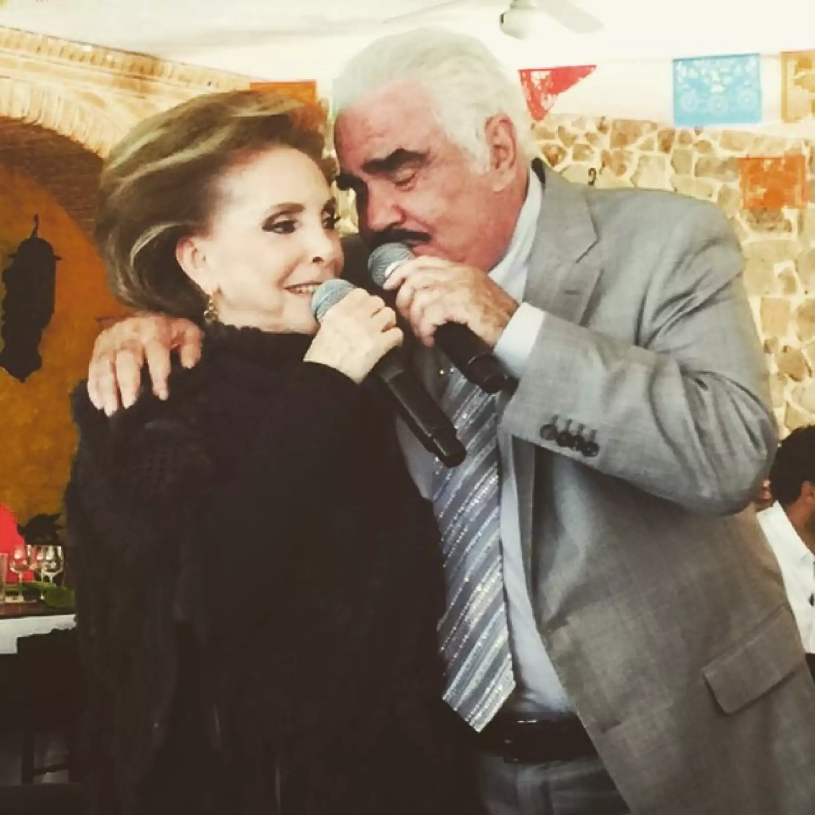 Don Vicente y Cuquita haciendo un dueto especial en su último compleaños.