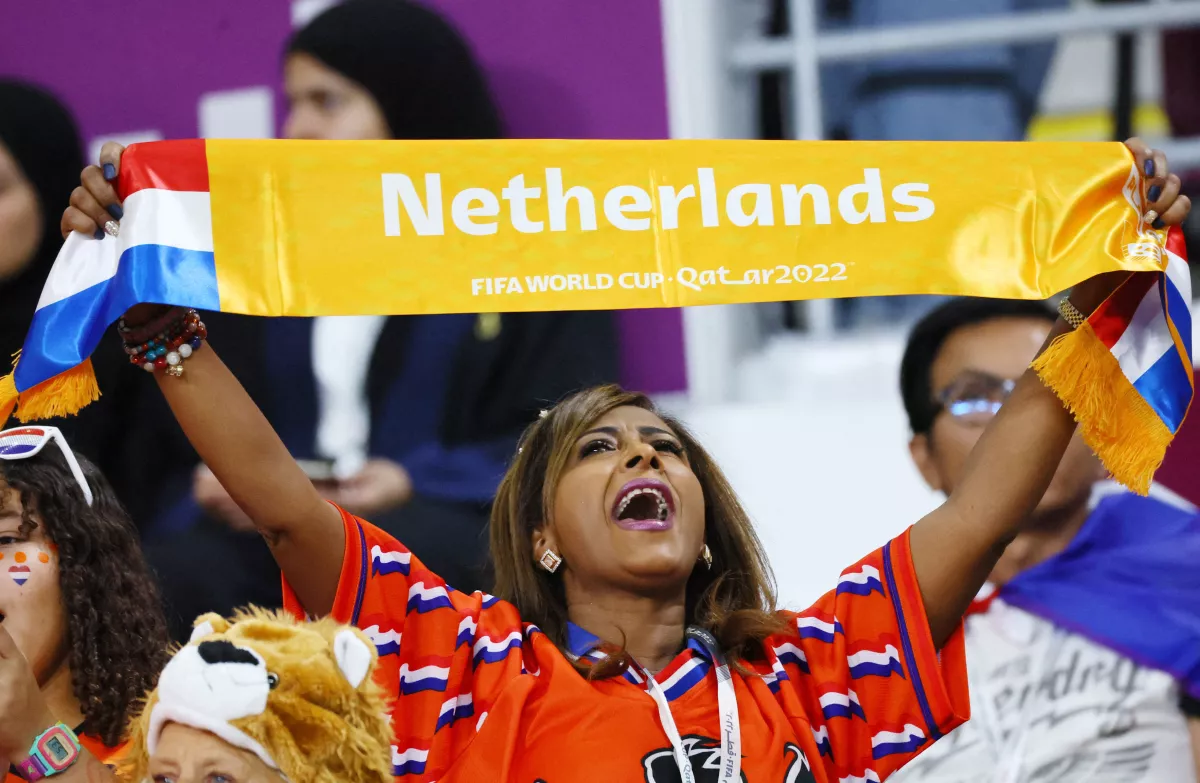 ¿Cuáles son los Países Bajos y por qué se llaman así y no Holanda? Una aficionada de la selección de este país sostiene una bufanda donde se lee "Netherlands" durante el juego de octavos de final entre Países Bajos y Estados Unidos de Qatar 2022 en el Estadio Internacional Khalifa, en Doha, Qatar. 