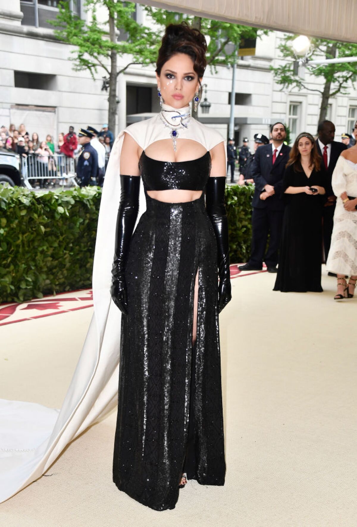 Eiza González impacta en el Met Gala