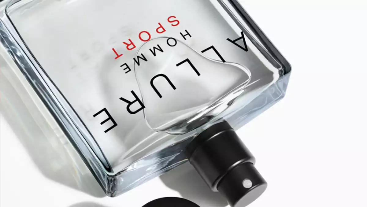 Foto de perfumes y productos de cuidado de la piel para hombres.