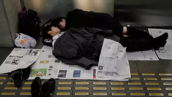 Varias personas duermen en el Tokio International Forum, un centro de espectáculos adaptado como un refugio temporal.
