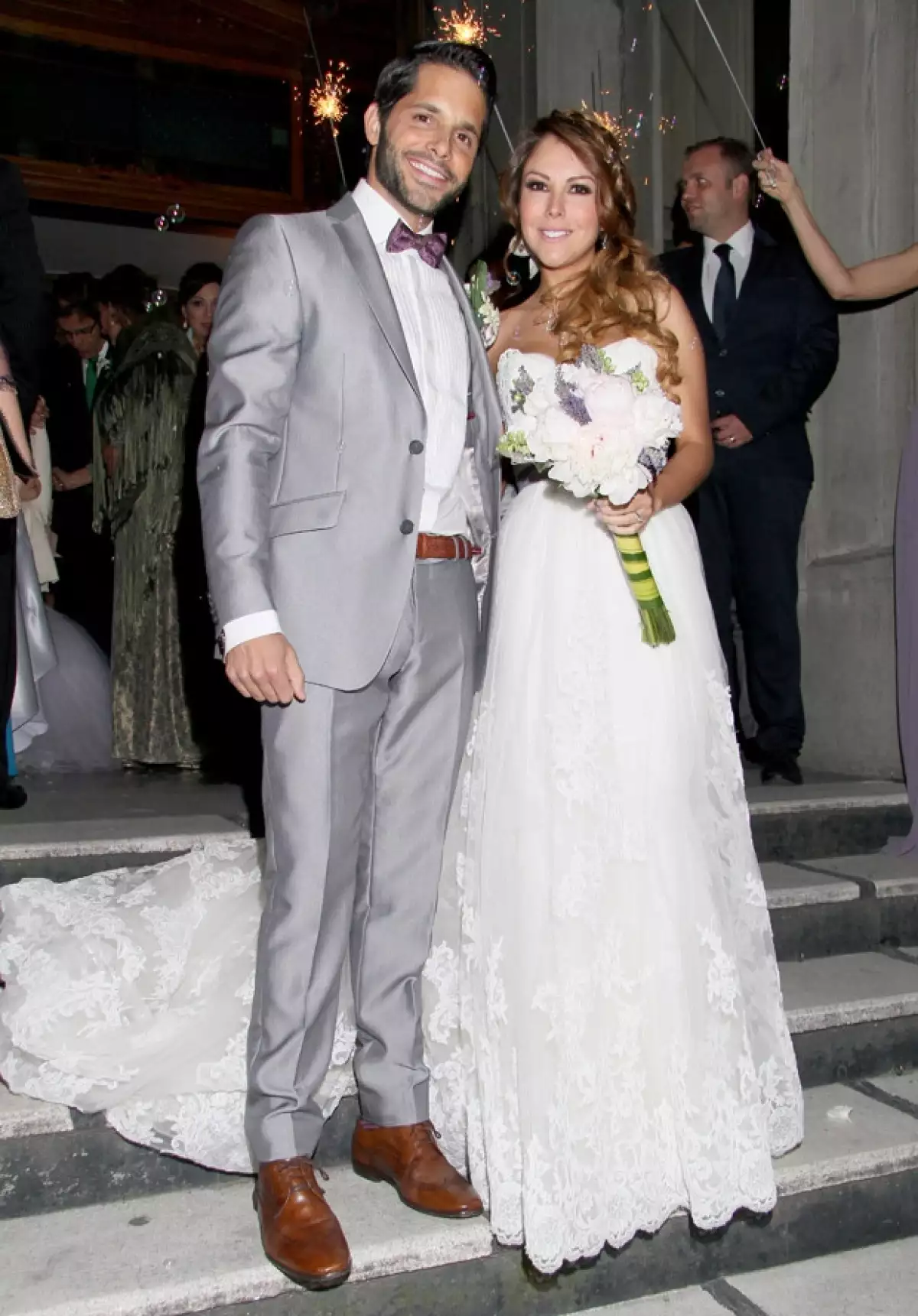 Ilean Almaguer y Lucas Velázquez fotografiados tras contraer matrimonio.