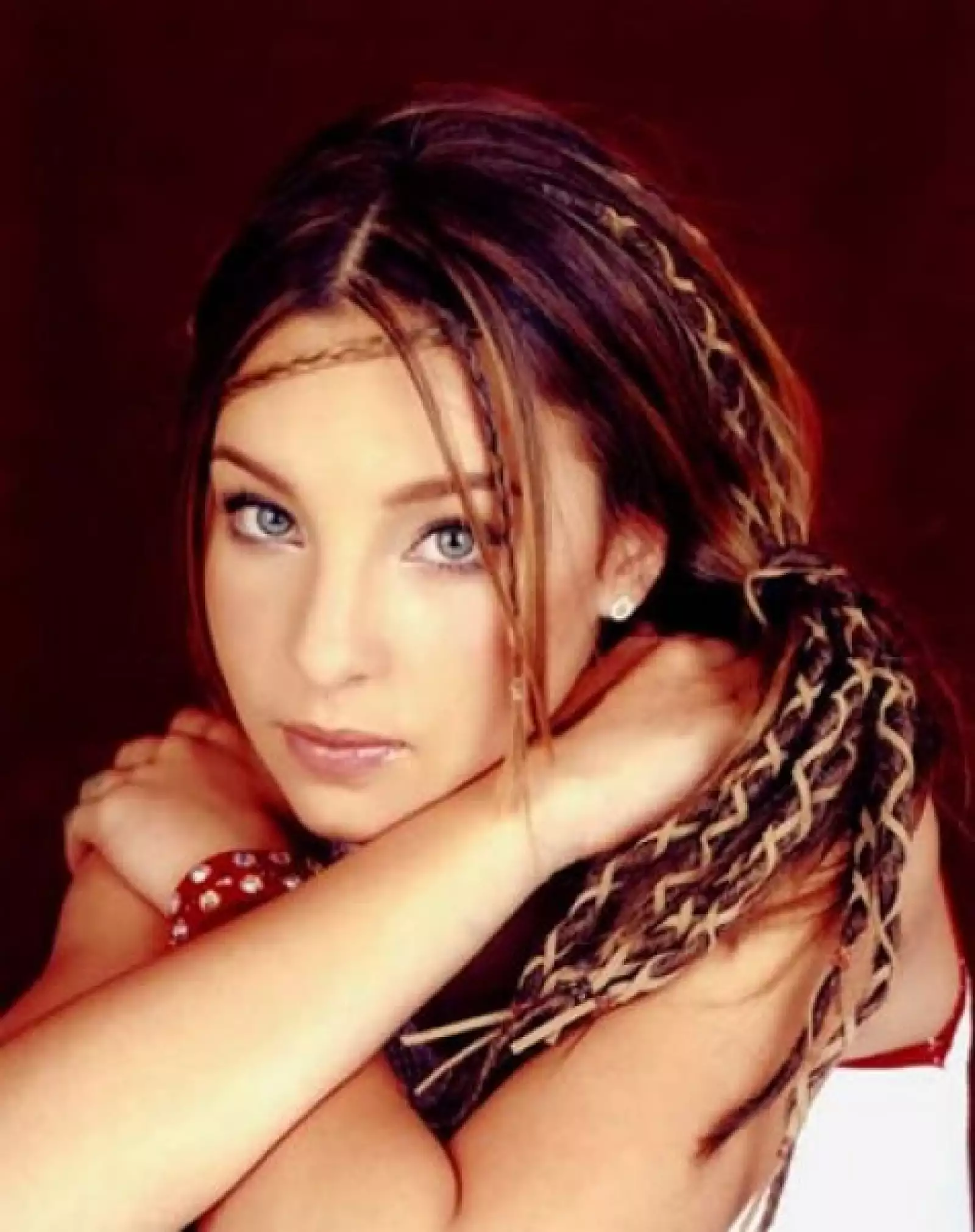 En el 2003 lanzó su primer álbum el cual se tituló Belinda, este materia vendió más de 800 mil copias y logró doble disco de platico y oro.