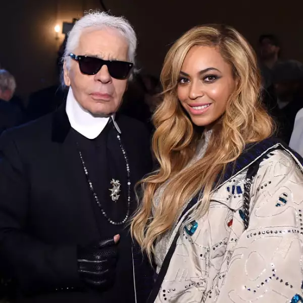 Beyoncé asistió al evento, en donde no perdió oportunidad de saludar a Karl Lagerfeld.
