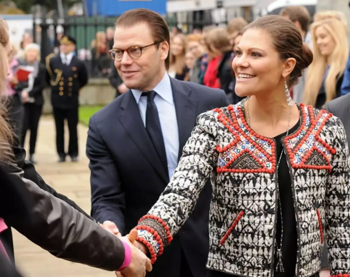 La heredera al trono sueco podría comprar cualquier creación de Isabel Marant; en lugar de esto prefirió usar algunas piezas de su colaboración más accesible para H&M.