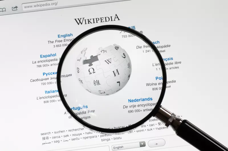 Wikipedia lucha contra la desinformación, la IA y por sobrevivir