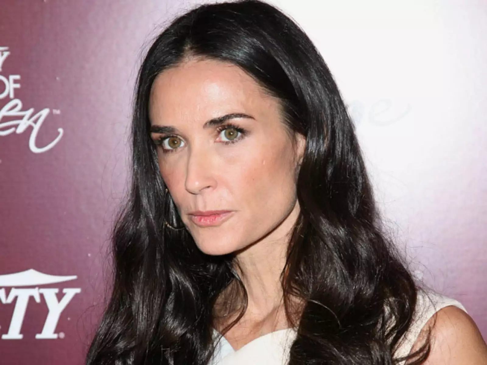 Demi Moore, junto con Jennifer Aniston y Alicia Keys, dirigió el proyecto `Five´, una serie de cortos que cuentan la historia de cinco mujeres que se relacionan porque están luchando contra la enfermedad.