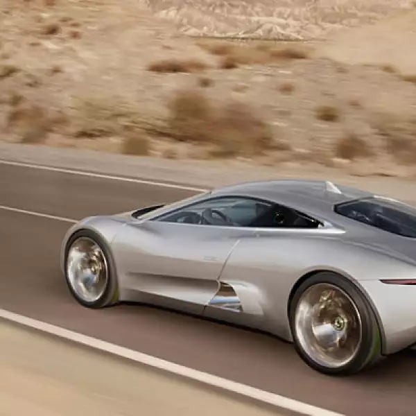 “Rendimiento por innovación siempre ha sido un distintivo de Jaguar. Este vehículo demuestra que la compañía avanza en el campo del diseño automotriz y de la tecnología”, dice Ralf Speth, CEO de Jaguar, en un comunicado de prensa.