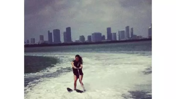 La guapa argentina, madre de la primogénita de Aarón Díaz presume envidiable cuerpazo y fuerza física a tan sólo un mes y unos días de haber recibido a su pequeña.