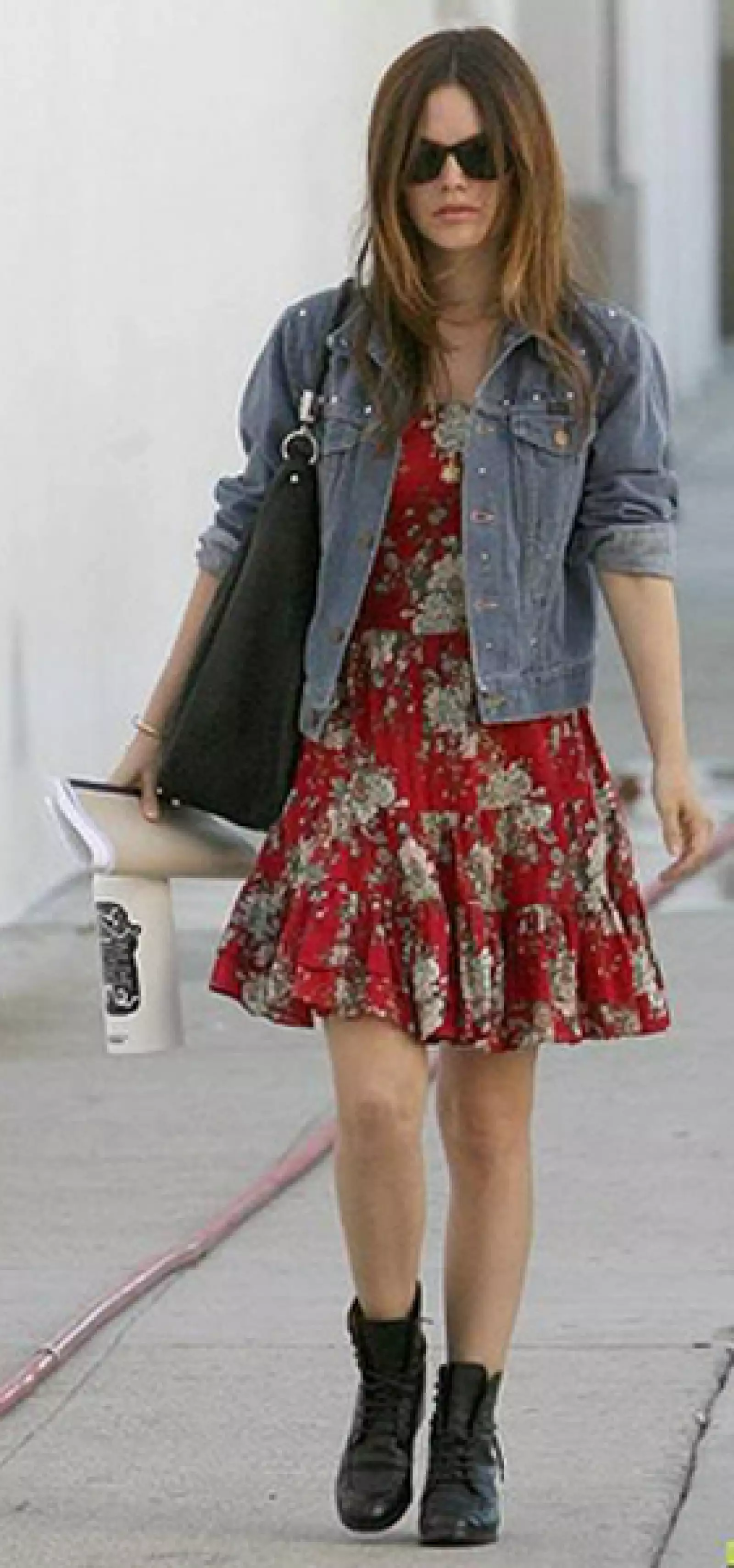 Chamarra de denim a juego con combat boots y un ligero vestido a flores lograran con excelencia el look. Aquí Rachel Bilson.