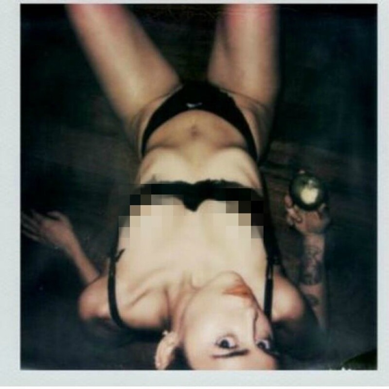 Las posturas en las que son tomadas las fotos también son muy insinuantes.