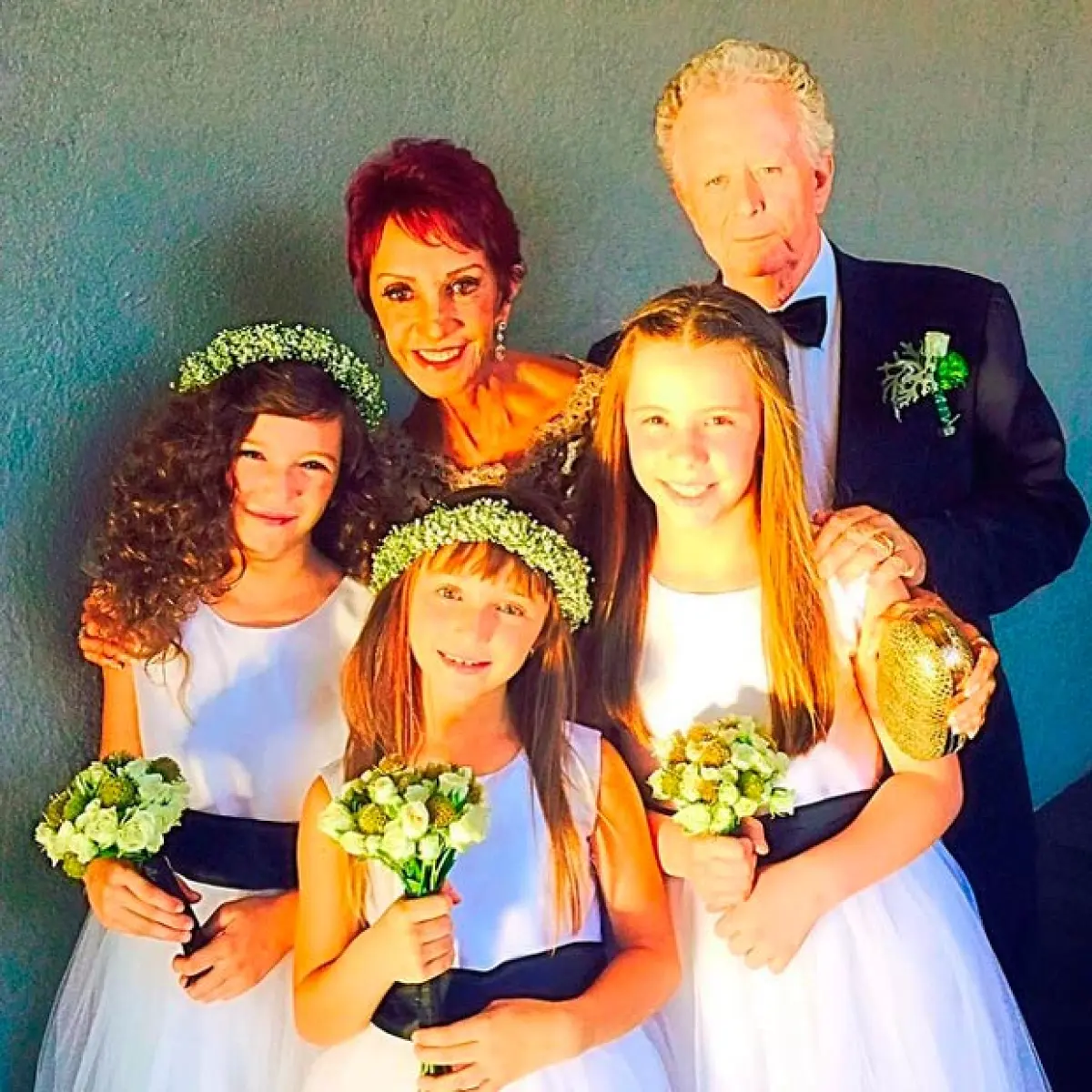 Su bella familia reunida, por un lado sus papás, por otro sus hijas y sobrina.