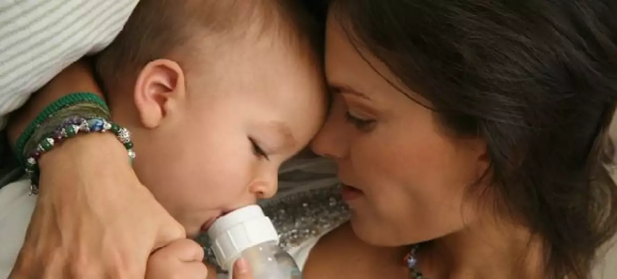 Según contó a Quién.com la orgullosa mamá, Gabriel (izq) se emocionó muchísimo con su nuevo hermanito.