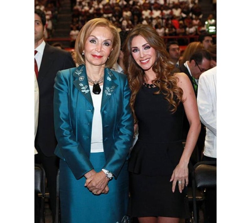 Anahí y la madre de Manuel Velasco.