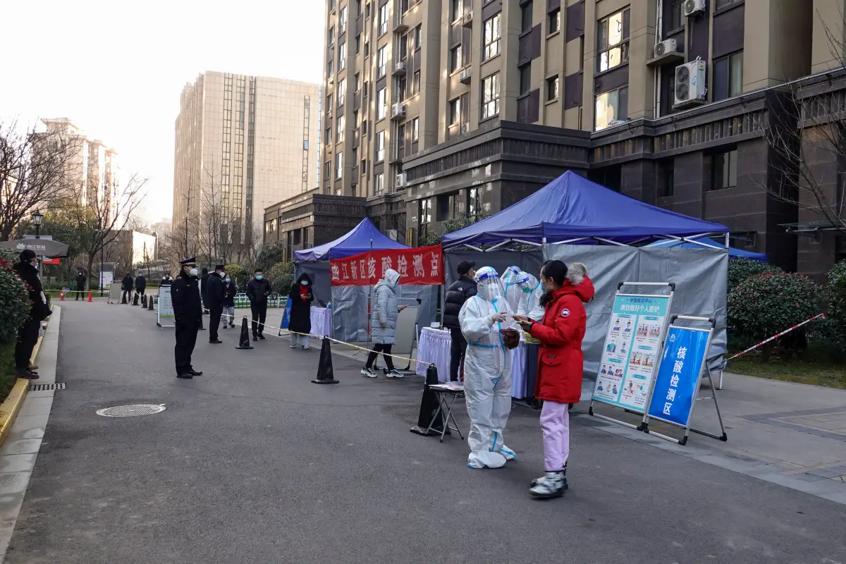 China acepta deficiencia en suministros de comida a la ciudad confinada de Xi'an.