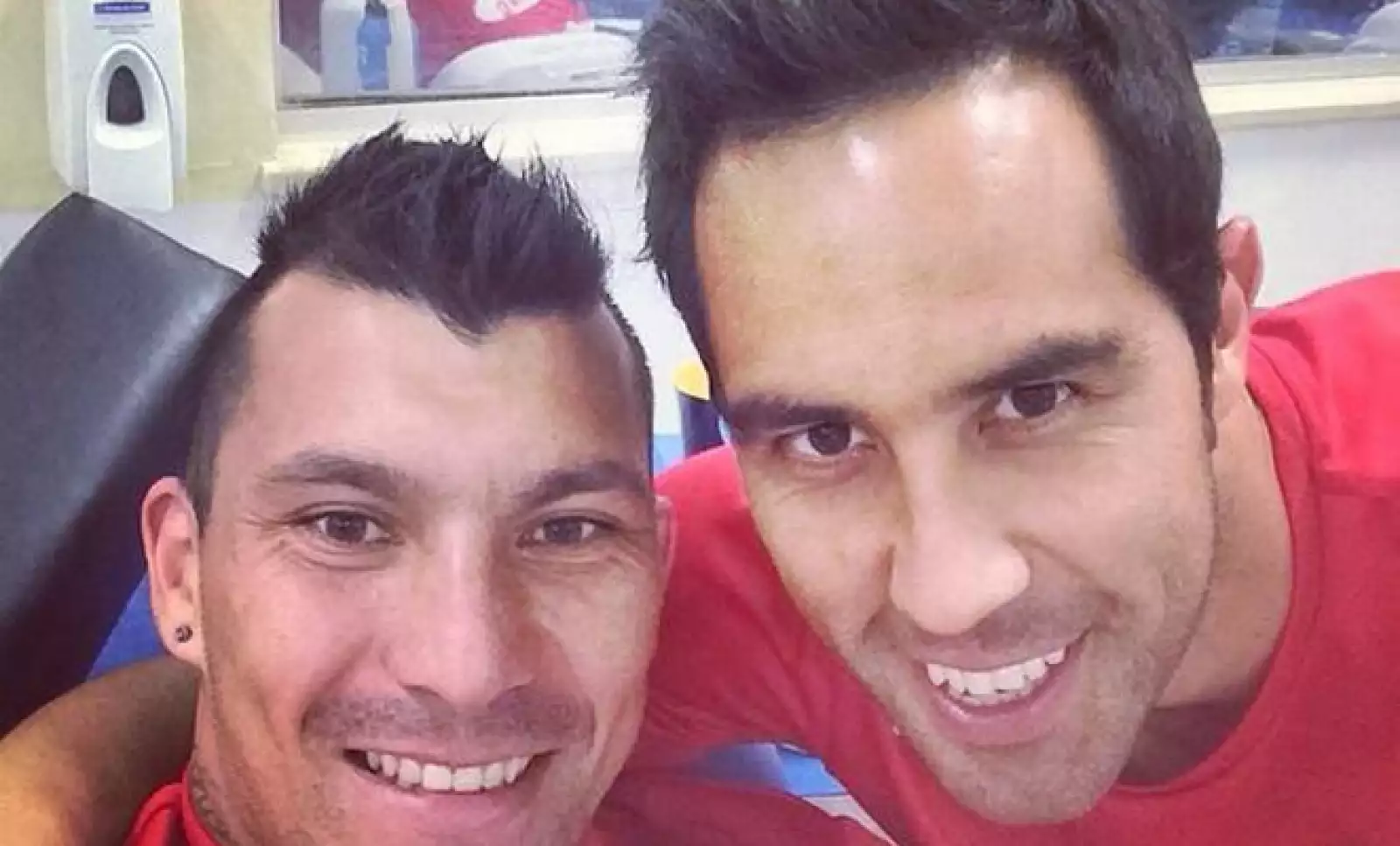 Los chilenos Gary Medel –izq- y el portero Claudio Bravo, en la concentración del equipo chileno.