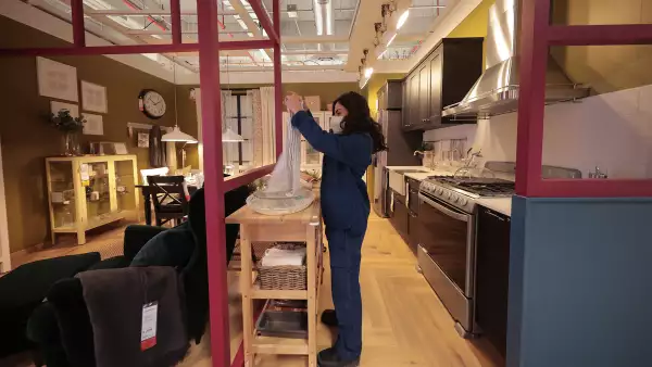 (Dependienta de una tienda de autoservicio acomoda productos)