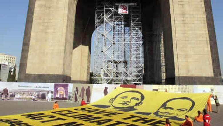 Uno 20 integrantes de Greenpeace México intentaron colocar una manta en el Monumento a la Revolución con la leyenda "Save the climate, act now" (Salven el clima, actúen ahora).