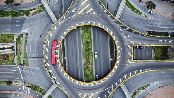 Una vista aérea muestra las calles casi vacías en Bogotá, tomadas el 25 de marzo, durante el cierre ordenado por el gobierno para combatir la propagación del nuevo coronavirus.
