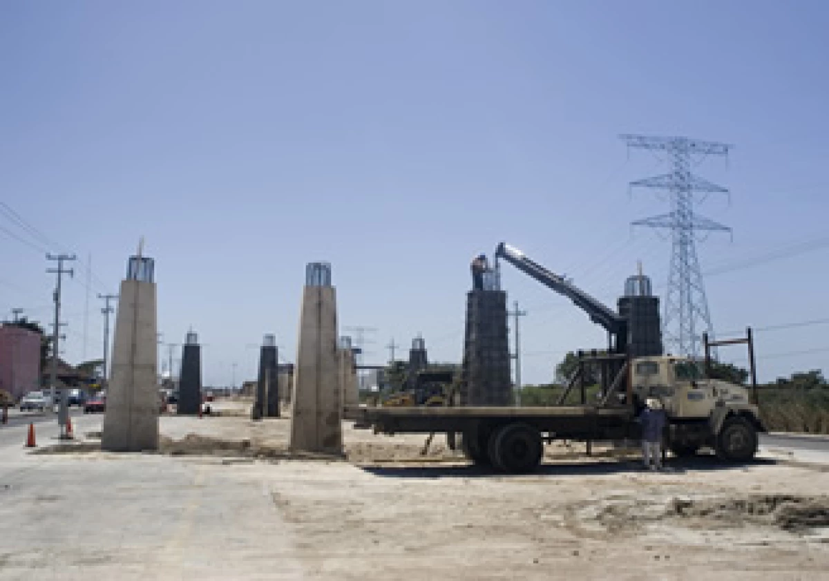El sector público participó con 54% de la obra contratada, mientras que el sector privado lo hizo con 46% durante el mes de abril de 2010, indicó el INEGI. (Foto: Gunther Sahagún)