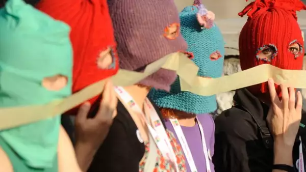 Una jueza sentenció a las tres integrantes de la banda de rock punk Pussy Riot a dos años de cárcel por vandalismo, en uno de los procesos judiciales más seguidos en Rusia.