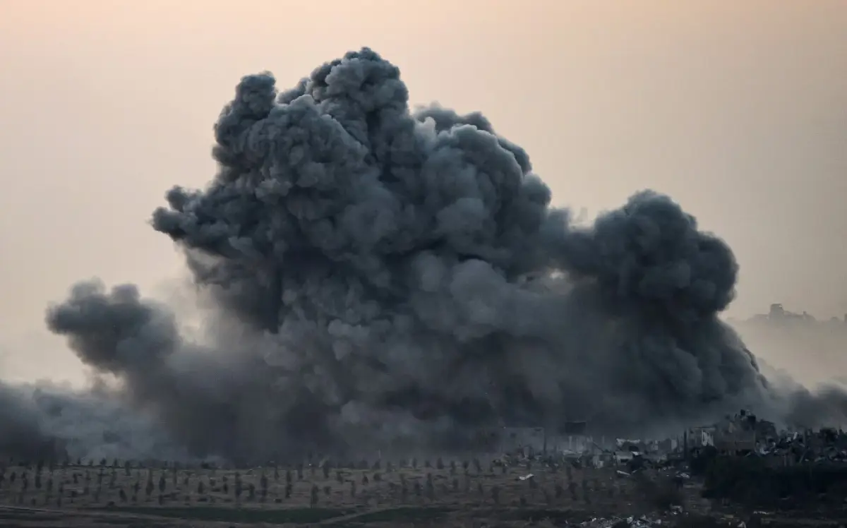 Esta foto tomada desde el sur de Israel, cerca de la frontera con la Franja de Gaza, muestra el humo que se eleva de los edificios después de ser golpeado por ataques israelíes, después de que se reanudaran las batallas entre Israel y los militantes de Hamas, el 2 de diciembre de 2023. Israel y Hamas ignoraron los llamamientos internacionales para renovar una tregua expirada el 2 de diciembre, ya que los ataques aéreos golpearon objetivos militantes en Gaza y los grupos palestinos lanzaron descargas de cohetes.
