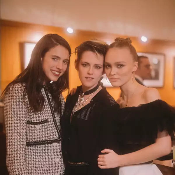 01_Margaret_QUALLEY_Kristen_STEWART_Lily_Rose_DEPP_CHANEL_Metiers_d_art_Show_2019_20_2_01.jpg