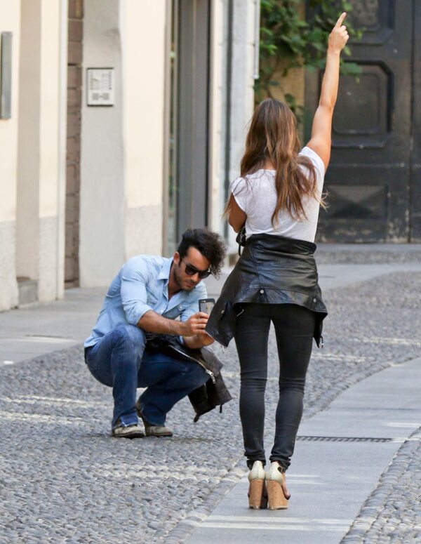 Orgulloso de su esposo, Aarón le tomó fotos mientras ella modelaba.