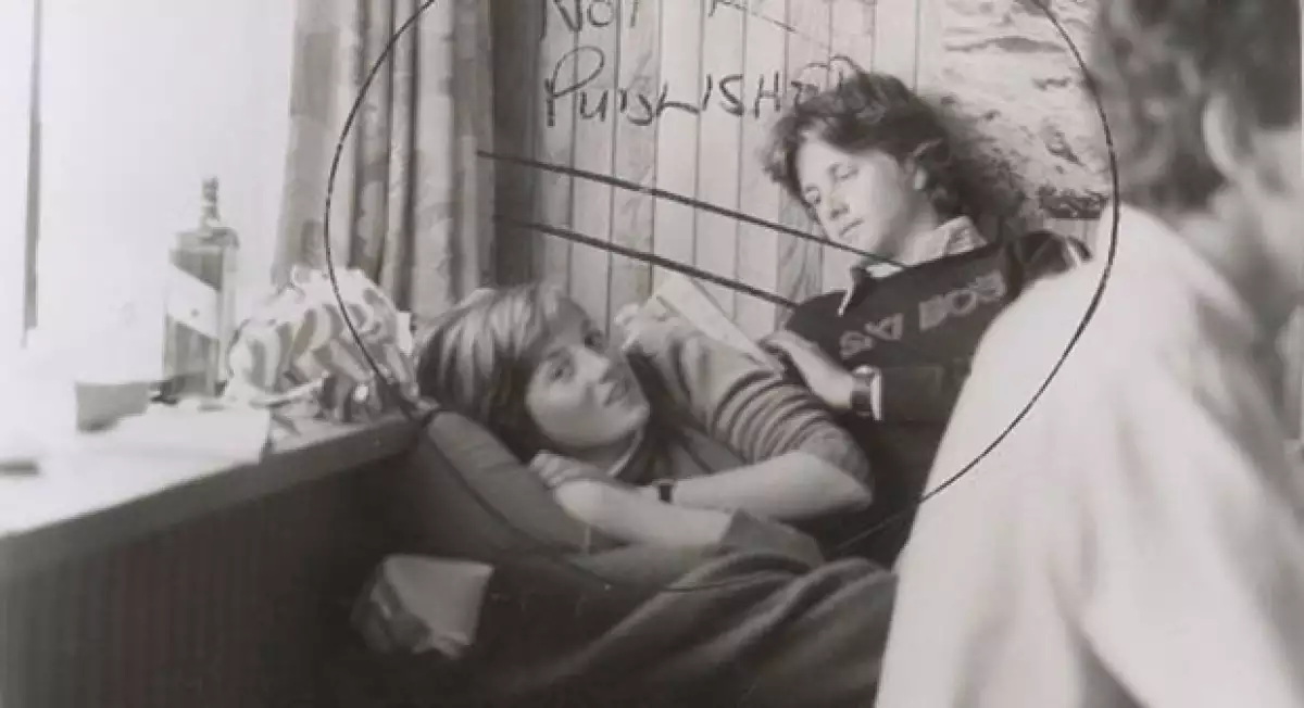En la imagen, que habría sido tomada dos días después de comprometerse con Carlos, Diana aparece junto un desconocido joven.