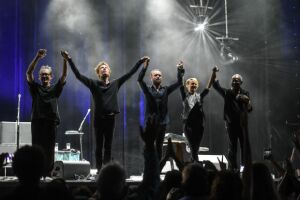 Sting no dejó de agradecer en español el cariño de los mexicanos.
