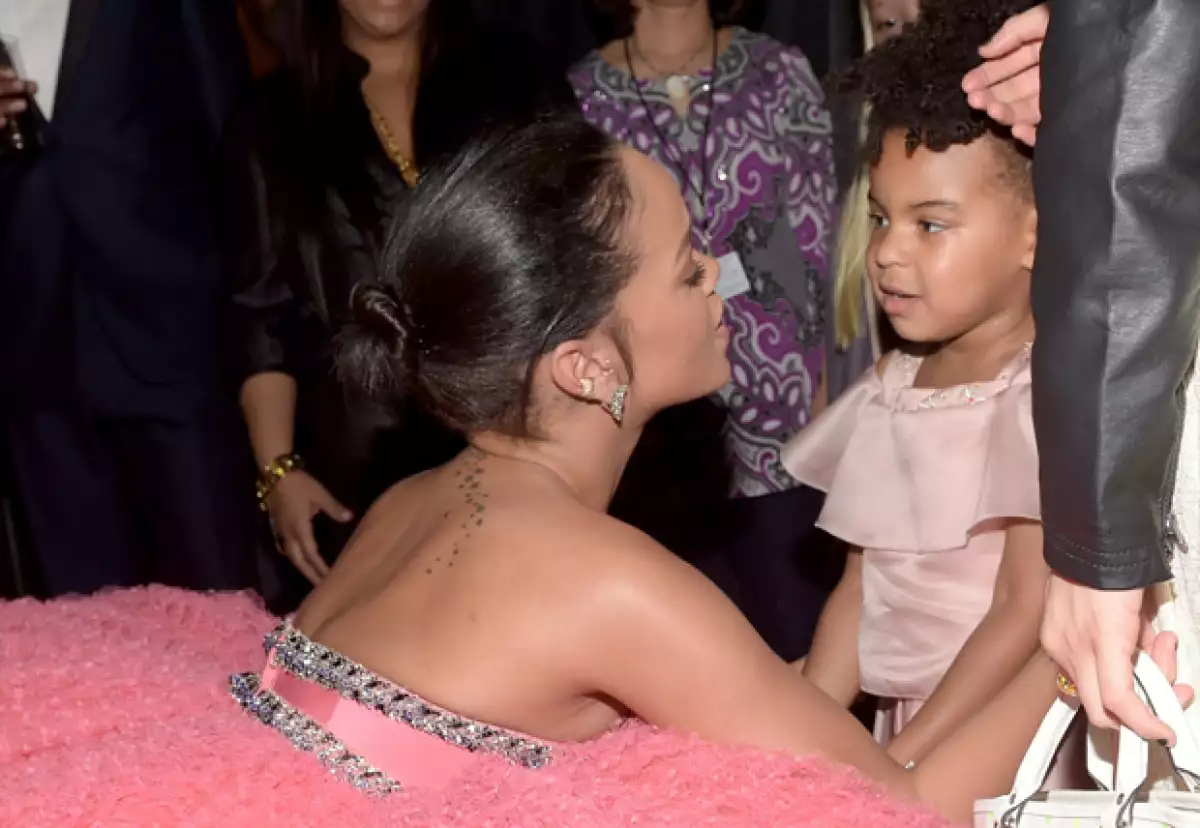La cantante no pudo dejar de saludar a la hija de Beyoncé y Jay-Z, quien la miró sorprendida de que esta se hincara para abrazarla.