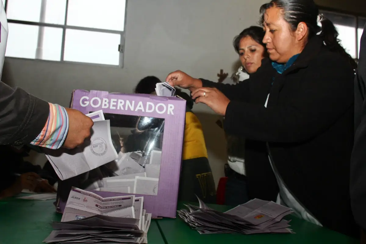 TOLUCA, ESTADO DE MÉXICO, 03JULIO2011.- Funcionarios de casillas de realizaron el conteo sufragios para elegir al gobernador del Estado de México después de haber cerrado las urnas electorales a las 18:00 horas.
FOTO: SAÚL LÓPEZ/CUARTOSCURO.COM